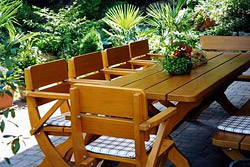 Gartenbank und Stühle